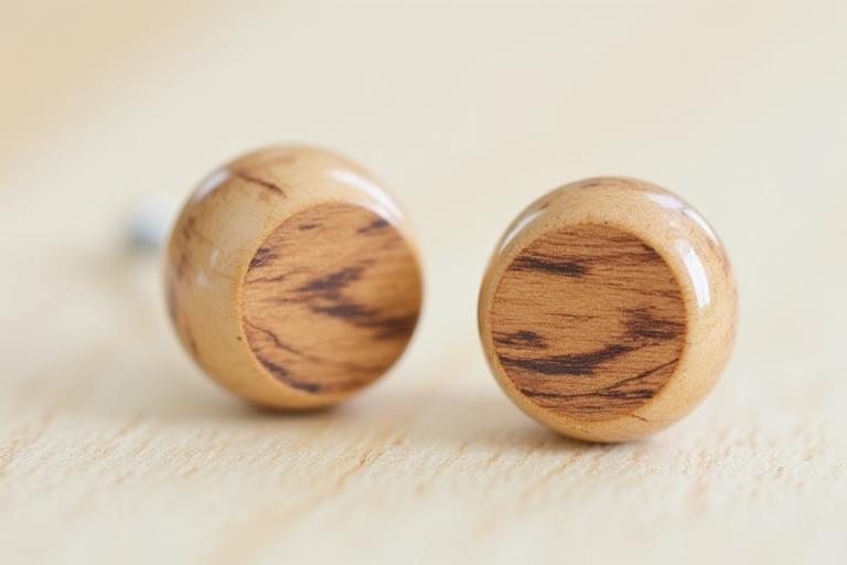 Aretes de madera ligeros con patrones naturales